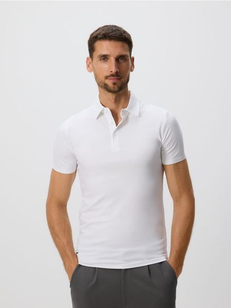 Koszulka polo slim - biały. Białe koszulki polo męskie Reserved, l, bez wzorów, z dzianiny, bez ramiączek. W wyprzedaży za 69.99 zł.