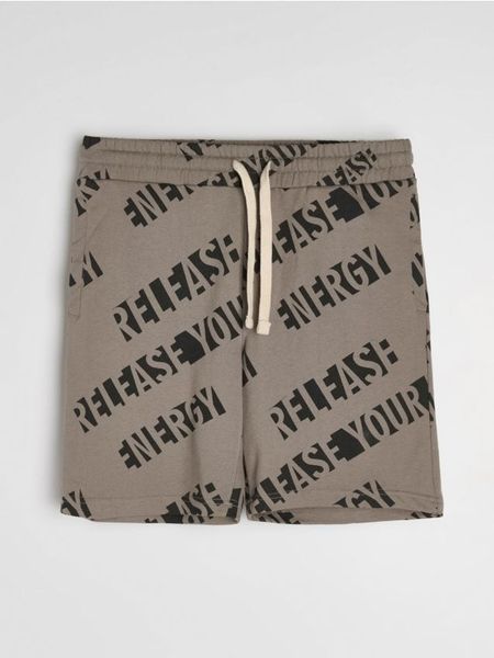 Szorty z napisem Release Your Energy - szary. Szare szorty męskie Sinsay, bez kołnierzyka. Za 29.99 zł.