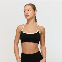 Biustonosz sportowy damski fitness czarny Varsity. Czarne biustonosze sportowe damskie GYMBEAM, bez wzorów, z elastanu. Za 84.90 zł.