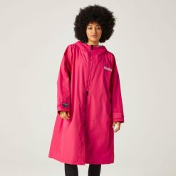 Płaszcz plażowy wodoodporny Changing Robe Regatta. Brązowe płaszcze damskie Regatta, xl, bez wzorów, sportowe. W wyprzedaży za 349.99 zł.