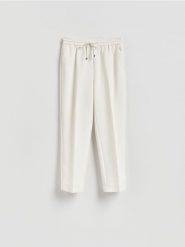 Spodnie z kantem - biały. Białe spodnie materiałowe damskie Reserved, bez wzorów, z tkaniny. Za 119.99 zł.