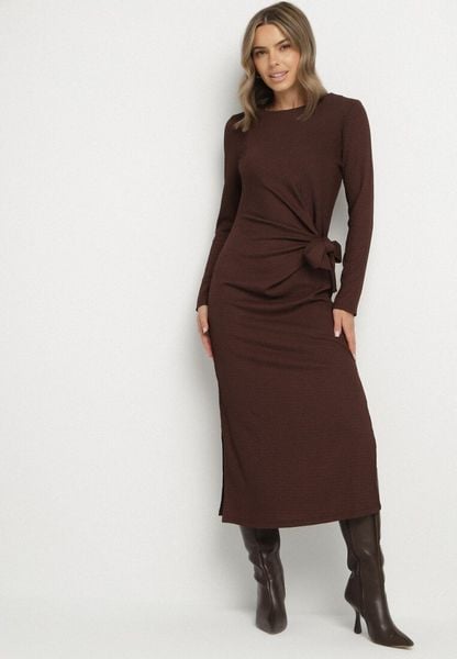 Brązowa Taliowana Sukienka z Ozdobnym Wiązaniem i Rozcięciami Esilda. Brązowe sukienki damskie Born2be, na co dzień, m, bez wzorów, eleganckie, bez kołnierzyka, bez ramiączek. Za 79.99 zł.