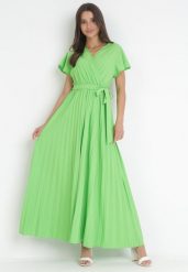 Zielona Elegancka Sukienka Maxi w Plisy z Kopertowym Dekoltem i Wiązaniem Thessi. Zielone sukienki damskie Born2be, na lato, m, bez wzorów, eleganckie, bez kołnierzyka, bez ramiączek, maxi, kopertowe. W wyprzedaży za 79.99 zł.