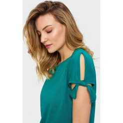 Top z wiązaniami na rękawach. Topy damskie Greenpoint, bez wzorów, z bawełny, bez kołnierzyka. Za 29.99 zł.