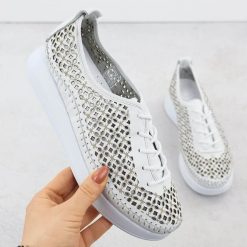 Skórzane półbuty damskie ażurowe na platformie białe T.Sokolski 0714. Białe półbuty damskie T.Sokolski, w ażurowe wzory, ze skóry, eleganckie, bez obcasa, na platformie. Za 219.99 zł.