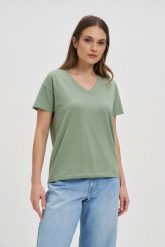 Bawełniany t-shirt z dekoltem w serek oliwkowy. Zielone t-shirty damskie MOODO, l, bez wzorów, z bawełny, bez kołnierzyka. Za 39.99 zł.