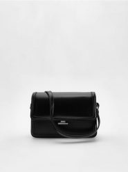 Torebka crossbody - czarny. Czarne torebki klasyczne damskie Reserved, bez wzorów, ze skóry, bez dodatków. W wyprzedaży za 89.99 zł.