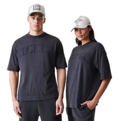 Oversized T-shirt New Era washed. Czarne t-shirty męskie New Era, m, bez wzorów, bez kołnierzyka. Za 209.50 zł.