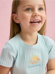 Prążkowany t-shirt z haftem - jasnoniebieski. Niebieskie koszulki dziewczęce Reserved, m, bez wzorów, z bawełny, bez ramiączek. Za 25.99 zł.