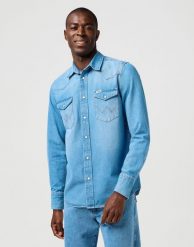 MESKA KOSZULA JEANSOWA WRANGLER WESTERN SHIRT MID LIGHT WASH 112362744. Koszule męskie Wrangler, m, bez wzorów, z jeansu, bez kołnierzyka, bez ramiączek. Za 169.99 zł.