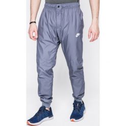 Nike Sportswear - Spodnie. Niebieskie spodnie sportowe męskie Nike Sportswear, z poliesteru. W wyprzedaży za 139.90 zł.