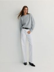 Sweter z metalizowaną nitką - jasnoszary. Szare swetry klasyczne damskie Reserved, l, z dzianiny, bez kołnierzyka. W wyprzedaży za 59.99 zł.