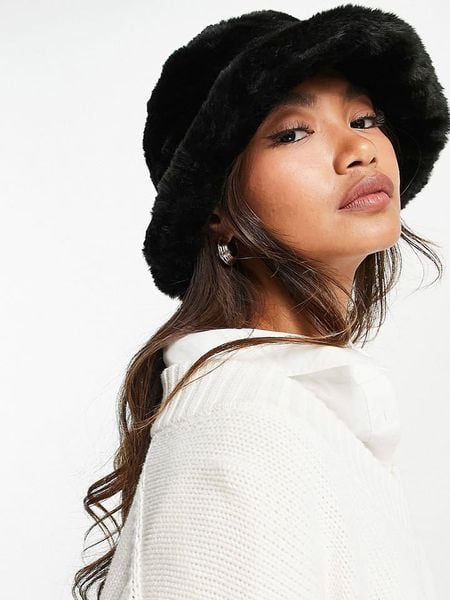 Lucky Bees Kapelusz w kolorze czarnym rozmiar: onesize. Czarne kapelusze damskie Lucky Bees, bez wzorów, z futra. Za 126.15 zł.