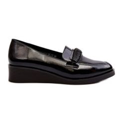 Vinceza Damskie Lakierowane Półbuty Loafery Czarne Polike. Czarne półbuty damskie bez wzorów, z lakierowanej skóry, bez obcasa, na koturnie. Za 207.90 zł.