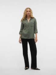 Vero Moda Bluzka w kolorze zielonym rozmiar: M. Zielone bluzki damskie Vero Moda, m, bez wzorów, z wiskozy, klasyczne, bez kołnierzyka, bez ramiączek. Za 65.69 zł.