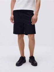 Szorty jogger - czarny. Czarne szorty męskie Reserved, z bawełny, bez kołnierzyka. Za 99.99 zł.
