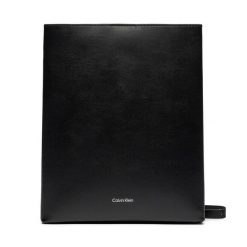 Torebka Calvin Klein. Czarne listonoszki damskie CALVIN KLEIN, bez wzorów, bez dodatków. Za 479.99 zł.