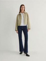 Krótka kurtka koszulowa - oliwkowy. Zielone kurtki damskie Reserved, l, bez wzorów, z tkaniny, bez kaptura. W wyprzedaży za 49.99 zł.