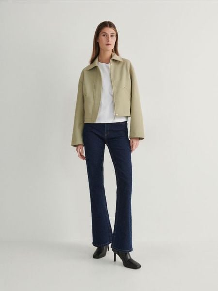 Krótka kurtka koszulowa - oliwkowy. Zielone kurtki damskie Reserved, l, bez wzorów, z tkaniny, bez kaptura. W wyprzedaży za 49.99 zł.