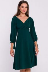 Rozkloszowana sukienka z kopertowym dekoltem zielona. Zielone sukienki damskie Stylove, s, bez wzorów, wizytowe, bez kołnierzyka, bez ramiączek, kopertowe. Za 349.00 zł.