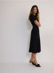 Sukienka midi z wiskozą - czarny. Czarne sukienki damskie Reserved, l, bez wzorów, z dzianiny, bez kołnierzyka, bez ramiączek, midi, rozkloszowane. W wyprzedaży za 199.99 zł.