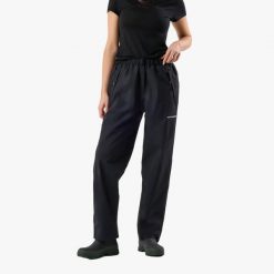 Spodnie przeciwdeszczowe damskie Swedemount Orust Rain Pants wodoodporne. Czarne spodnie dresowe damskie SWEDEMOUNT, na lato, bez wzorów, z tkaniny. Za 199.99 zł.