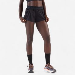 Spodenki do biegania damskie Kiprun Run 900 Light. Czarne szorty damskie KIPRUN, bez wzorów, z materiału, sportowe. Za 119.99 zł.