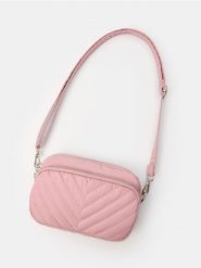 Mała pikowana torebka typu crossbody - różowy. Czerwone torebki klasyczne damskie Sinsay, bez wzorów, małe, pikowane, bez dodatków. W wyprzedaży za 22.99 zł.