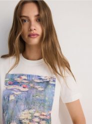 T-shirt z nadrukiem - złamana biel. T-shirty damskie Reserved, l, bez wzorów, z bawełny, bez kołnierzyka. W wyprzedaży za 35.99 zł.