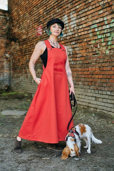 Sukienka Szelma Czerwona. Czerwone sukienki damskie Hultaj Polski, na co dzień, na lato, uniwersalny, bez wzorów, z bawełny, boho, bez kołnierzyka, moda ciążowa, bez ramiączek, mini, dopasowane. Za 419.00 zł.