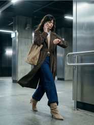 Długi płaszcz z imitacji zamszu - brązowy. Brązowe płaszcze damskie Sinsay, l, bez wzorów. Za 139.99 zł.