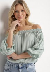 Niebieska Bluzka z Wiskozą Dekoltem w Łódkę i Falbanami Fenalora. Niebieskie bluzki damskie Born2be, bez wzorów, z jeansu, eleganckie, bez kołnierzyka, bez ramiączek. Za 44.99 zł.