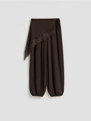 Spodnie balloon z koronką - ciemnobrązowy. Brązowe spodnie materiałowe damskie Reserved, bez wzorów, z dzianiny. Za 119.99 zł.