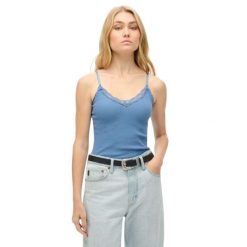 Krótki top z koronkową lamówką dla kobiet Superdry Essential. Niebieskie topy damskie Superdry., bez wzorów, z koronki, bez kołnierzyka. Za 105.35 zł.