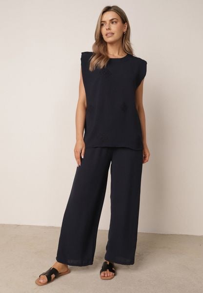 Granatowy Letni Komplet Bogaty w Wiskozę Bluzka Oversize z Haftem i Spodnie Abis. Niebieskie spodnie materiałowe damskie Born2be, z aplikacjami, z wiskozy, eleganckie. Za 79.99 zł.