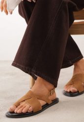 Jasnobrązowe Sandały VICES ze Skrzyżowanymi Paskami i Paskiem na Duży Palec Phaisacia. Brązowe sandały damskie Born2be, bez wzorów, z jeansu, bez obcasa, na płaskiej podeszwie. Za 79.99 zł.