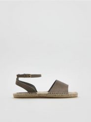 Zamszowe sandały - beżowy. Brązowe sandały damskie Reserved, bez wzorów, z zamszu, bez obcasa. Za 139.99 zł.