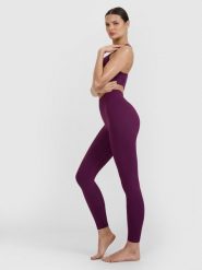 4F Legginsy do jogi i pilatesu bezszwowe damskie - fioletowe XS/S. Fioletowe legginsy sportowe damskie 4f, l, bez wzorów, z dzianiny, z podwyższonym stanem, na fitness i siłownię. W wyprzedaży za 99.99 zł.