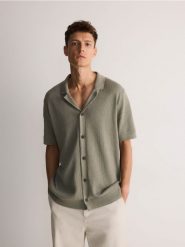 Rozpinany sweter polo - jasnozielony. Zielone kardigany męskie Reserved, l, bez wzorów, z bawełny, bez kołnierzyka. W wyprzedaży za 99.99 zł.