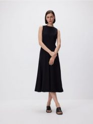 Sukienka z lyocellem - czarny. Czarne sukienki damskie Reserved, l, bez wzorów, z bawełny, bez kołnierzyka, bez ramiączek, rozkloszowane. Za 199.99 zł.