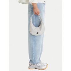 Torebka Calvin Klein. Białe torebki klasyczne damskie CALVIN KLEIN, bez wzorów, bez dodatków. Za 409.99 zł.