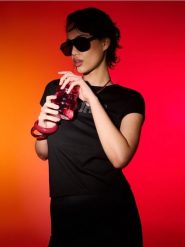 Bawełniana koszulka z błyszczącym napisem "Iconic" - czarny. Czarne t-shirty damskie Sinsay, l, bez wzorów, z bawełny, bez kołnierzyka. Za 25.99 zł.