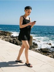 Kombinezon na ramiączkach z wiskozą i domieszką lnu - czarny. Czarne kombinezony damskie Sinsay, l, bez wzorów, z wiskozy, bez kołnierzyka, bez ramiączek. Za 59.99 zł.