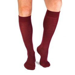 Długie kompresyjne skarpety 3/4 z wełny merino w kolorze wiśniowym. Czerwone skarpetki damskie OEM, bez wzorów, z wełny. W wyprzedaży za 95.12 zł.