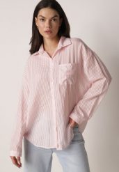 Różowa Koszula o Kroju Oversize z Tencelu w Paski Ozdobiona Haftem Tidine. Czerwone koszule damskie Born2be, uniwersalny, bez wzorów, z jeansu, biznesowe, bez kołnierzyka, bez ramiączek. Za 89.99 zł.