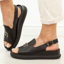 Czarne skórzane sandały damskie T.Sokolski 476. Czarne sandały damskie Sokolski, bez wzorów, z jeansu, bez obcasa, na platformie. W wyprzedaży za 192.72 zł.