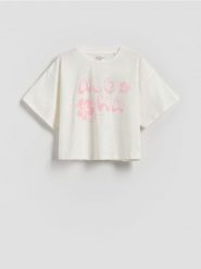 Bawełniany t-shirt z nadrukiem - złamana biel. Koszulki dziewczęce Reserved, bez wzorów, z bawełny, bez ramiączek. W wyprzedaży za 19.99 zł.