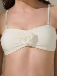 Góra od bikini z odpinanymi ramiączkami - kremowy. Białe bikini damskie Sinsay, bez wzorów. Za 29.99 zł.