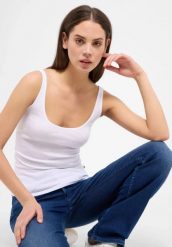 Damski Top Mustang Style Lynn General White 1013930 2045. Białe topy damskie Mustang, m, bez wzorów, bez kołnierzyka. Za 59.99 zł.