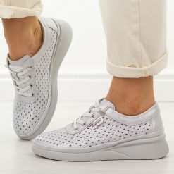 Szare ażurowe skórzane półbuty damskie Vinceza 79603. Szare półbuty damskie VINCEZA, w ażurowe wzory, z jeansu, eleganckie, bez obcasa, na płaskiej podeszwie. Za 219.00 zł.